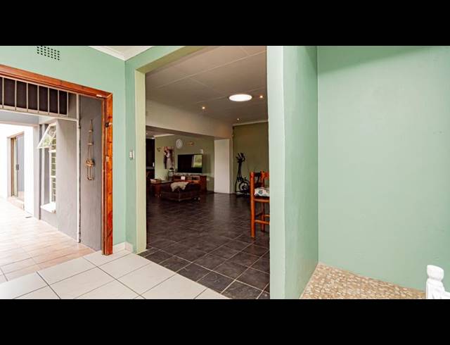 6 BEDROOM HOUSE FOR SALE IN BRACKENHURST